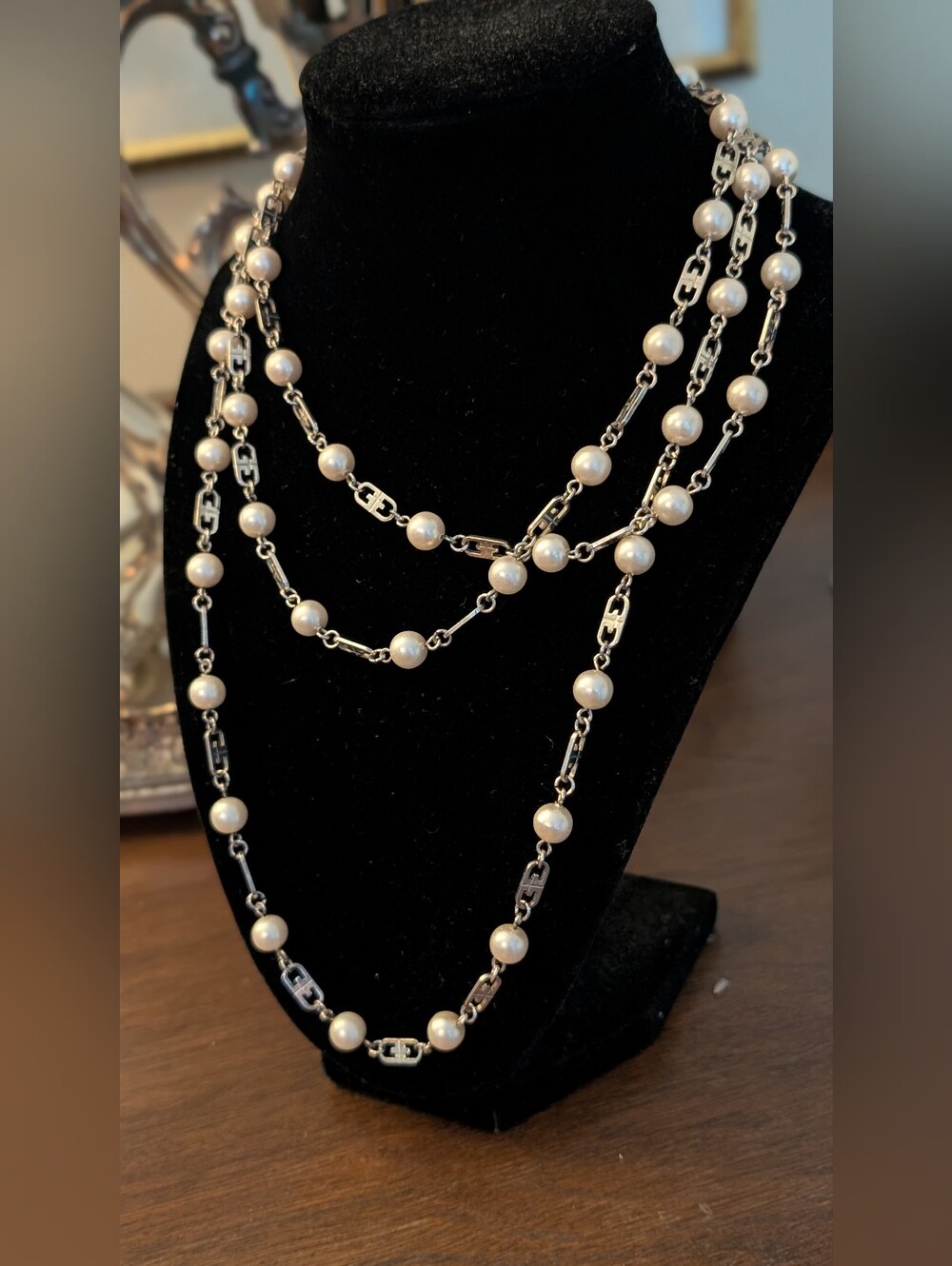 Elegant Infinity Faux Pearl Necklace with Silver Chain - Picture 4 of 8